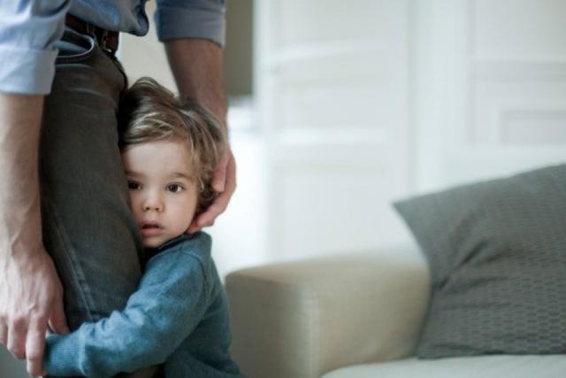 Đừng thô bạo ép con chào hỏi: 3 biểu hiện có vẻ vô lễ này thực chất là tín hiệu của trí tuệ cảm xúc cao - Ảnh 2.