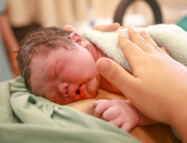 Đừng tùy tiện chọn người đón tay bé: 4 trường hợp này, dù có thân thiết đến mấy cũng không nên để bế trẻ sơ sinh - Ảnh 1.
