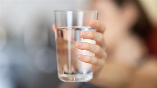 Uống nhầm cốc nước sau khi thức dậy có thể gây co thắt dạ dày! - Ảnh 3.