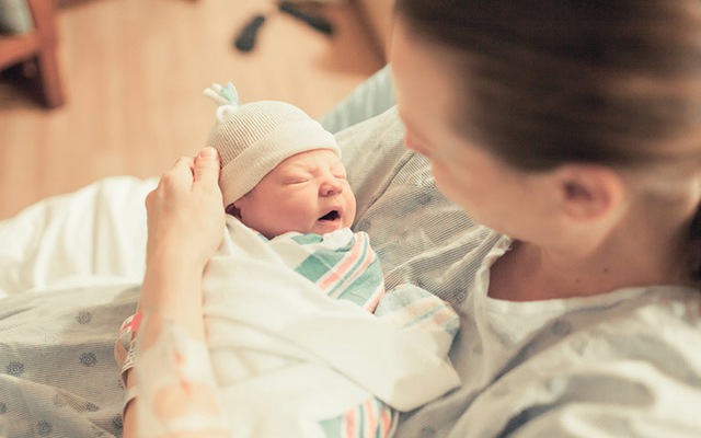 Đừng tùy tiện chọn người đón tay bé: 4 trường hợp này, dù có thân thiết đến mấy cũng không nên để bế trẻ sơ sinh - Ảnh 3.