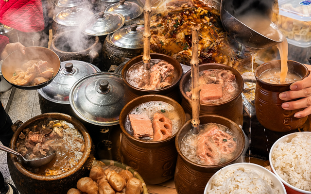 Canh củ sen ninh chậm Vũ H&aacute;n: M&oacute;n ăn giản dị chứa tinh hoa ẩm thực Hồ Bắc - Ảnh 1.