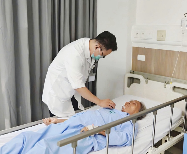 Vận chuyển vắc-xin, huyết thanh xuyên đêm từ Hà Nội về Ninh Bình, kịp thời tiêm phòng dại cho cụ bà bị chó cắn - Ảnh 1.