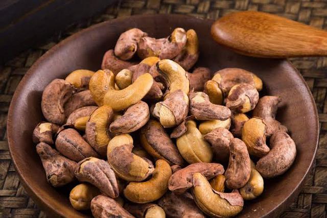 Đừng chỉ chăm ăn hạt điều để bảo vệ tim: 4 thói quen ăn uống mới là