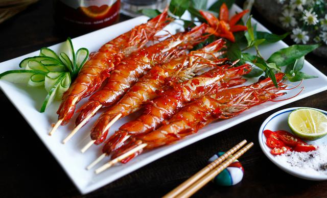 Tôm không phải lựa chọn duy nhất: Thực phẩm giàu protein được chuyên gia đánh giá cao cho người lớn tuổi lại là món ăn quá quen thuộc - Ảnh 2.