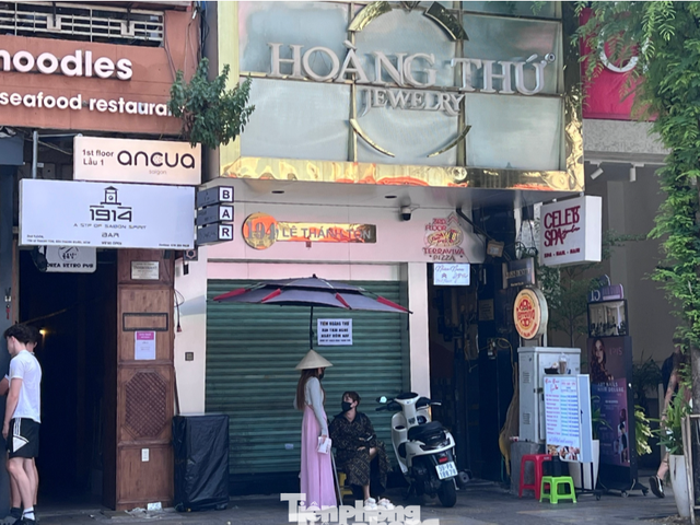 Đóng cửa hàng loạt, nhiều tiệm kim cương ở TPHCM đổ lỗi cho khách hàng - Ảnh 1.