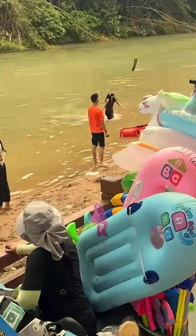 Đi thuyền hơi cùng bố, bé trai 19 tháng bị nước suối cuốn trôi tử vong thương tâm - Ảnh 1.