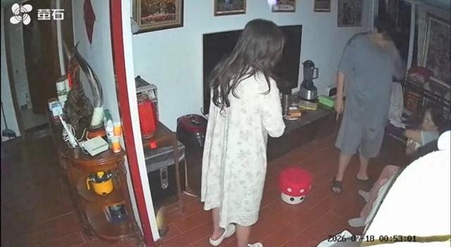 Trung Quốc: Bảo mẫu ngủ gật làm rơi bé sơ sinh 26 ngày tuổi cắm đầu xuống đất - Ảnh 1.