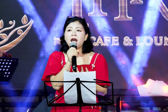 Nữ nhạc sĩ sở hữu hơn 200 ca kh&uacute;c lần đầu l&agrave;m đ&ecirc;m nhạc ri&ecirc;ng - Ảnh 2.