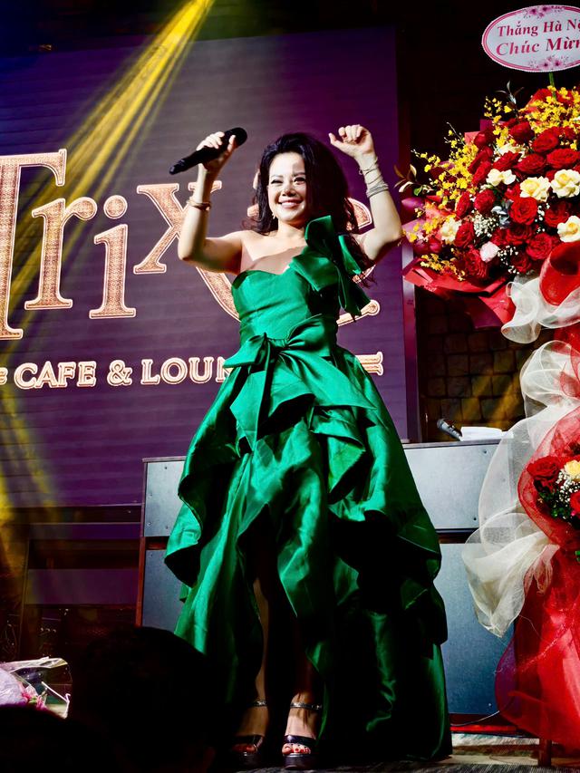 Nữ nhạc sĩ sở hữu hơn 200 ca kh&uacute;c lần đầu l&agrave;m đ&ecirc;m nhạc ri&ecirc;ng - Ảnh 1.