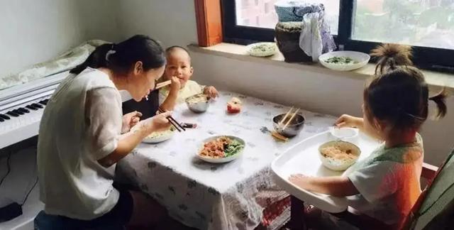 Một mình chăm con mệt đến mức nào?  - Ảnh 1.