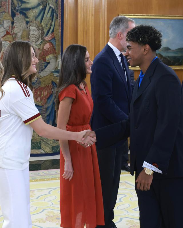 Đội tuyển Tây Ban Nha đã có buổi diện kiến Vua Felipe VI và Hoàng hậu Letizia - Ảnh 3.