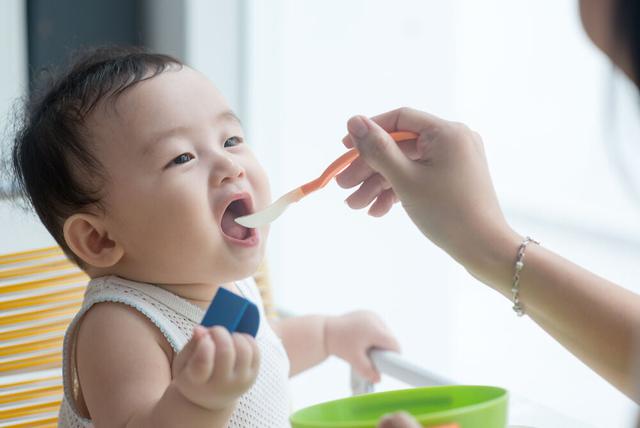 4 kiểu cho ăn làm hỏng dạ dày của con nhưng nhiều mẹ vẫn vô tư làm - Ảnh 4.