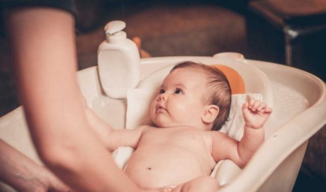 4 sai lầm ngày nắng nóng tưởng giúp con mát mẻ, ai ngờ vừa hại sức đề kháng vừa