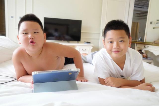 Hai quý tử nhà Trà My Idol càng lớn càng 