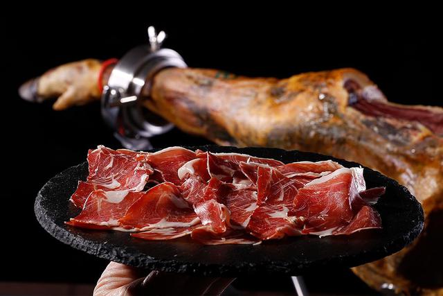 Thích ăn thịt lợn muối? Người bị huyết áp cao nên đọc ngay 6 cảnh báo này - Ảnh 2.