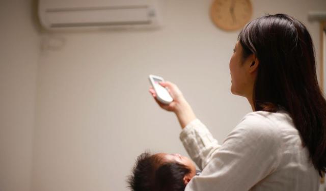 4 sai lầm ngày nắng nóng tưởng giúp con mát mẻ, ai ngờ vừa hại sức đề kháng vừa