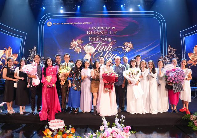 Nguyễn Kh&aacute;nh Ly bật kh&oacute;c, lần đầu h&aacute;t 