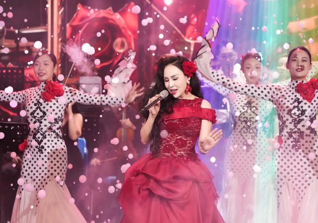 Nguyễn Kh&aacute;nh Ly bật kh&oacute;c, lần đầu h&aacute;t 