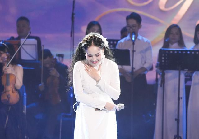 Nguyễn Kh&aacute;nh Ly bật kh&oacute;c, lần đầu h&aacute;t 