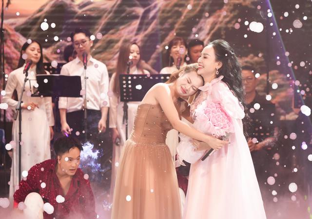 Nguyễn Kh&aacute;nh Ly bật kh&oacute;c, lần đầu h&aacute;t 