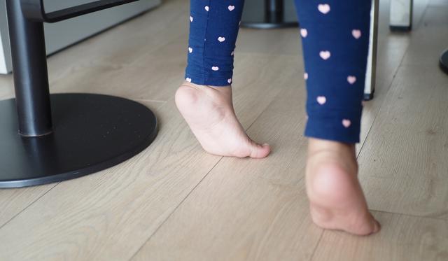 Tại sao trẻ nhỏ lại thích đi nhón chân? - Ảnh 2.