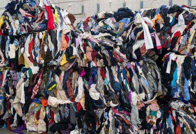 Bí mật xấu xí nhất của thời trang xa xỉ: Đốt sạch thay vì giảm giá - Ảnh 4.