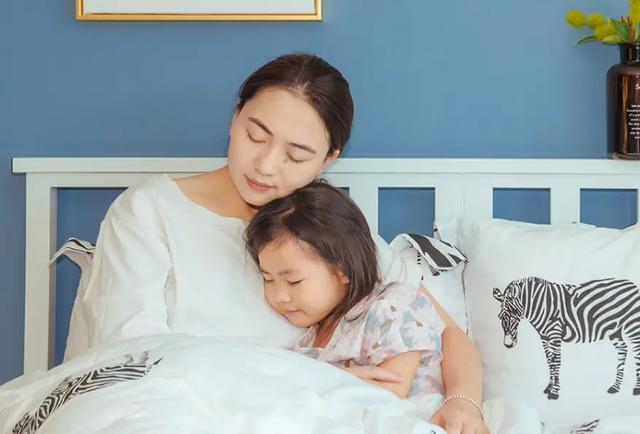 Cho con ngủ riêng: Đừng nhìn tuổi tác, hãy nhìn 4 tín hiệu này của trẻ! - Ảnh 2.