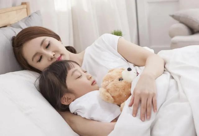 Cho con ngủ riêng: Đừng nhìn tuổi tác, hãy nhìn 4 tín hiệu này của trẻ! - Ảnh 1.
