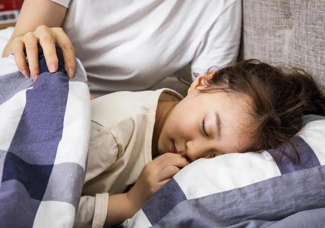 Cho con ngủ riêng: Đừng nhìn tuổi tác, hãy nhìn 4 tín hiệu này của trẻ! - Ảnh 4.