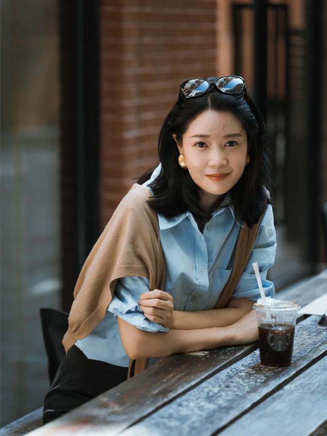Ở tuổi 40, tôi thôi tin những quảng cáo cứ đòi mình phải trẻ mãi, tuổi tác không phải là thứ phải giấu, hay phải sửa chữa - Ảnh 4.