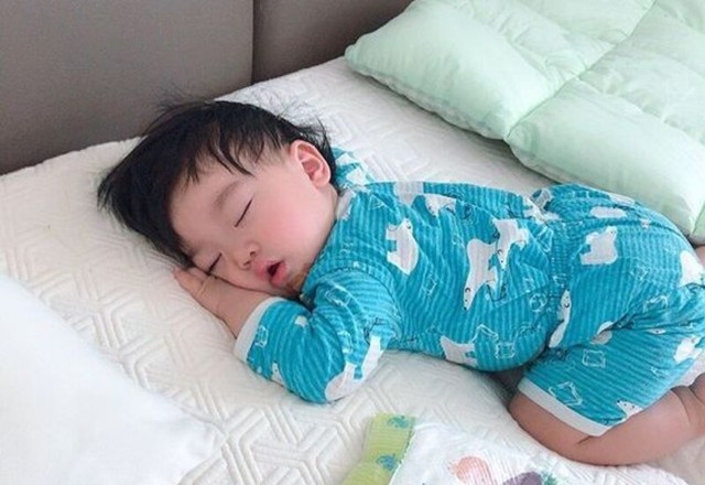 Mẹ hãy quan sát tư thế ngủ để hiểu nội tâm của bé! - Ảnh 3.