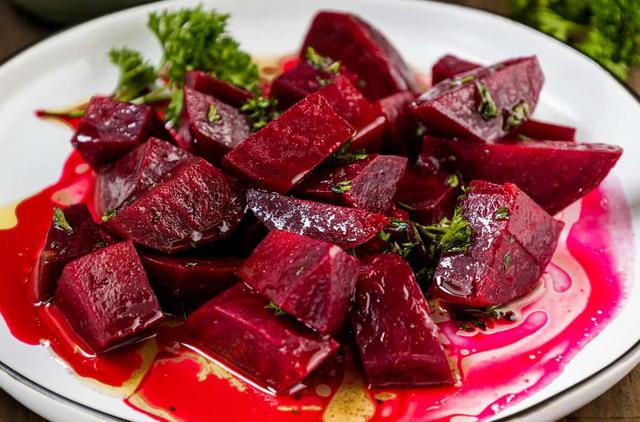 Củ dền đỏ bán đầy chợ Việt: Giá chỉ vài chục nghìn nhưng là