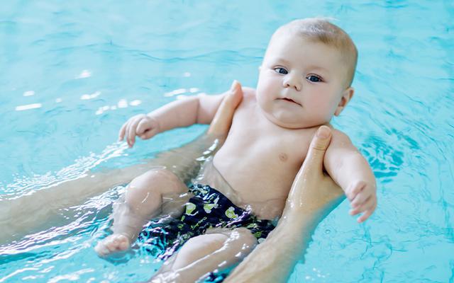Học bơi sớm không chỉ để nghịch nước mà còn nhiều lợi ích cho bé - Ảnh 2.