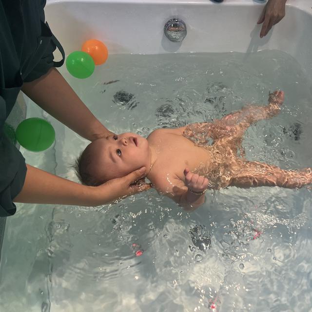 Học bơi sớm không chỉ để nghịch nước mà còn nhiều lợi ích cho bé - Ảnh 3.
