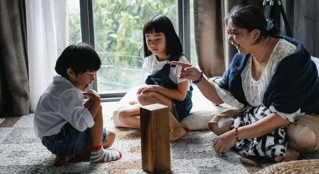 Dù tin hay không, gia đình nào có thêm cháu, người già đều sẽ có 4 sự thay đổi này - Ảnh 1.