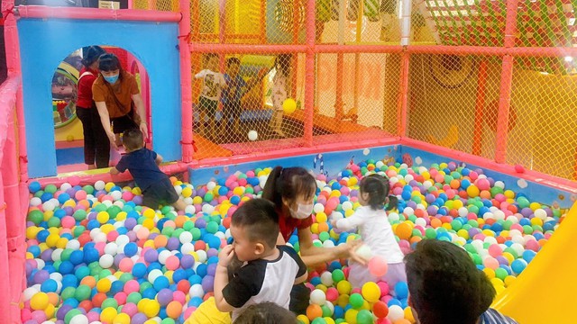 An toàn trên sân chơi: 'Khoảng trống' dạy trẻ kỹ năng ứng xử - Ảnh 1.
