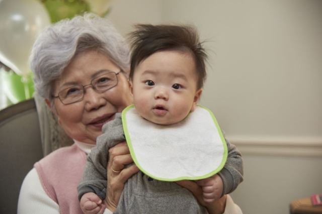Dù tin hay không, gia đình nào có thêm cháu, người già đều sẽ có 4 sự thay đổi này - Ảnh 2.