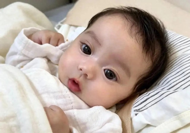 Em bé vừa chào đời đã gây bão mạng vì quá xinh đẹp: Da trắng, mắt to, mũi cao, mỹ nhân tương lai đây rồi! - Ảnh 1.