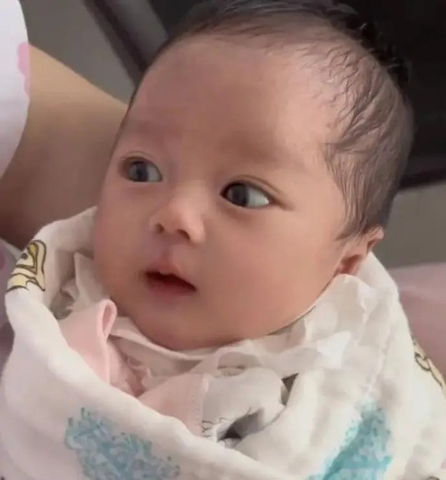 Em bé vừa chào đời đã gây bão mạng vì quá xinh đẹp: Da trắng, mắt to, mũi cao, mỹ nhân tương lai đây rồi! - Ảnh 2.