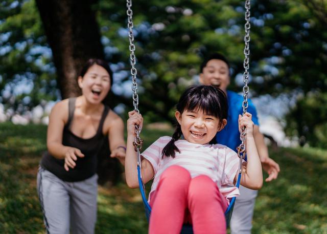 Dạy con từ va chạm nhỏ nơi c&ocirc;ng cộng - Ảnh 2.