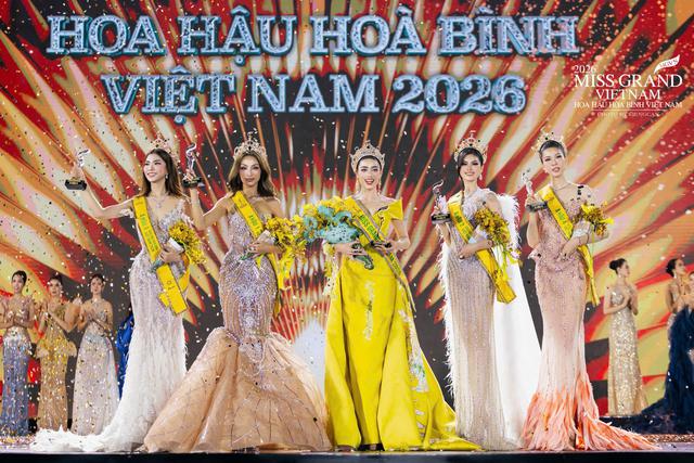 Emoura Phạm diện đầm dạ hội vàng ánh kim với họa tiết phượng hoàng dát vàng sức mạnh khi đăng quang Hoa hậu Grand Việt Nam 2026 - Ảnh 1.
