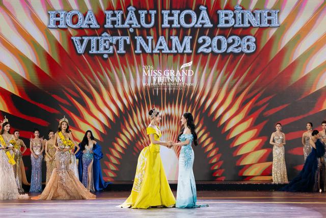 Emoura Phạm diện đầm dạ hội vàng ánh kim với họa tiết phượng hoàng dát vàng sức mạnh khi đăng quang Hoa hậu Grand Việt Nam 2026 - Ảnh 8.