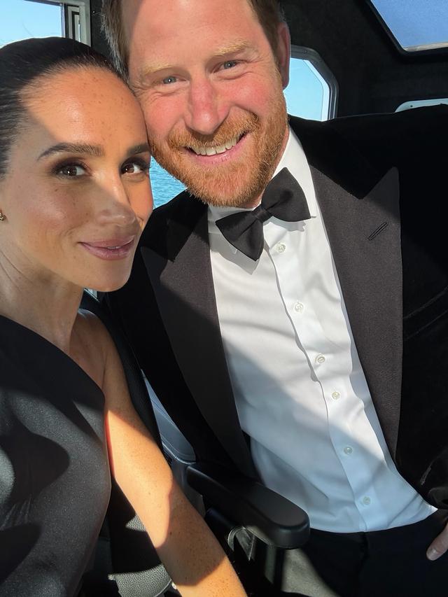 Meghan Markle gây chú ý với diện mạo thanh lịch tại Canada: Chiếc váy hơn 46 triệu đồng đẹp nhưng đôi khuyên tai của Công nương Diana mới là tâm điểm - Ảnh 7. Meghan Markle gây chú ý với diện mạo thanh lịch tại Canada: Chiếc váy hơn 46 triệu đồng đẹp nhưng đôi khuyên tai của Công nương Diana mới là tâm điểm - Ảnh 7.