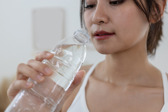 Uống 3000ml nước trong vòng 2 giờ, người phụ nữ 33 tuổi bị phù não - Ảnh 1.