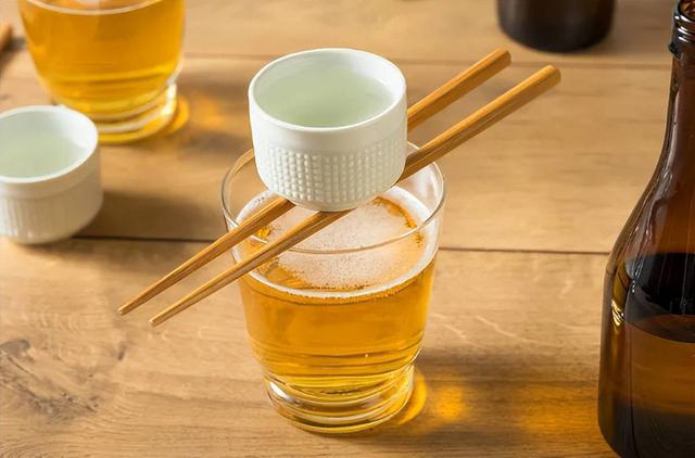 Ông nội cho cháy 3 tháng tuổi uống rượu khiến bé trai nôn ra máu, suy gan, nhập viện cấp cứu - Ảnh 2.