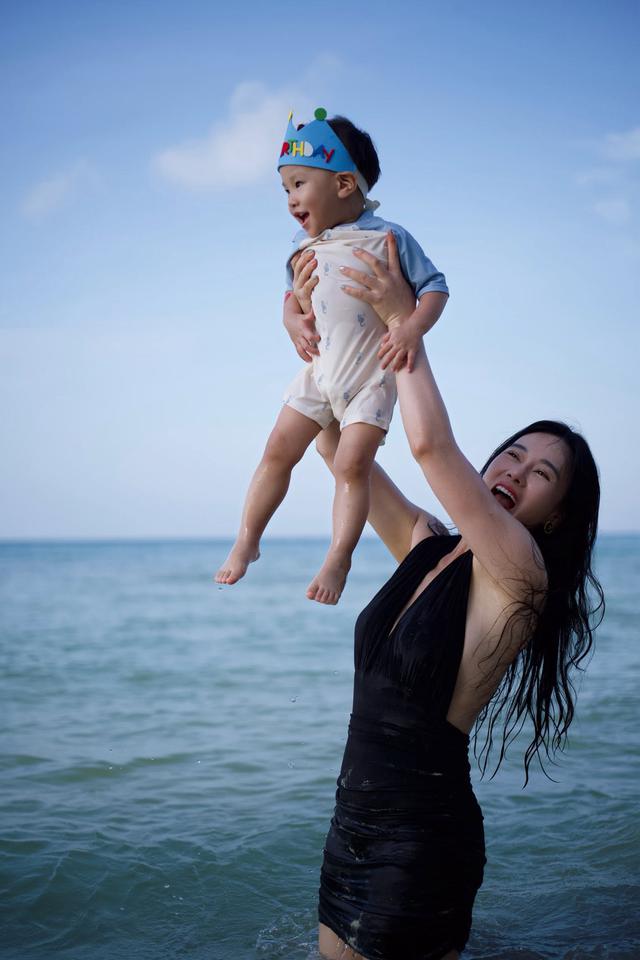 Gần 10.000 người