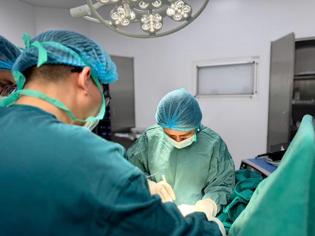 “Tôi cứ nghĩ u còn nhỏ, chưa cần đi khám”: 2 năm sau, bầu ngực người phụ nữ 37 tuổi biến dạng nghiêm trọng - Ảnh 2.
