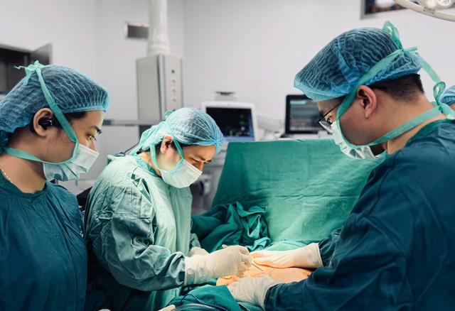 “Tôi cứ nghĩ u còn nhỏ, chưa cần đi khám”: 2 năm sau, bầu ngực người phụ nữ 37 tuổi biến dạng nghiêm trọng - Ảnh 1.