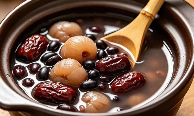Chớm thu, đừng quên ăn đậu đen: Loại hạt dân dã được cho là giúp tóc đen, giảm đau lưng và hạn chế đổ mồ hôi ban đêm - Ảnh 1.