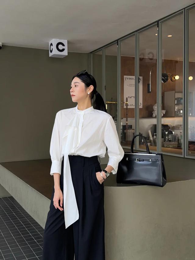 Kh&ocirc;ng cần h&agrave;ng hiệu, chiếc &aacute;o c&ocirc;ng sở n&agrave;y vẫn tạo cảm gi&aacute;c old money nhờ một chi tiết rất nhỏ - Ảnh 1.